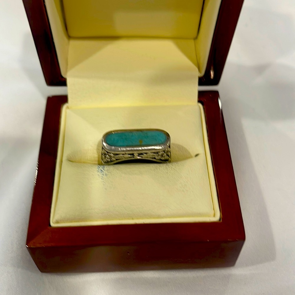 Sterling silver ring with beautiful flower details and turquoise center